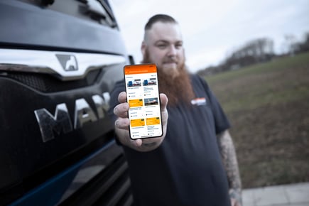 Greiwing Fahrer zeigt Handy-Display mit SPEDIFORT