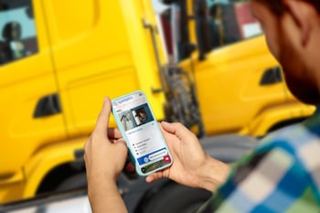 Mann schaut auf Jobanzeige auf dem Handy