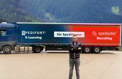 Andreas vor LKW