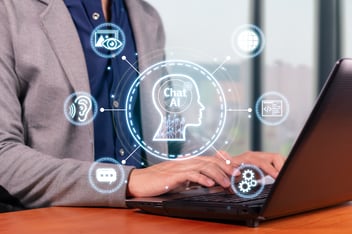 Icons für KI-Funktionen vor Ausschnitt von Person mit Laptop