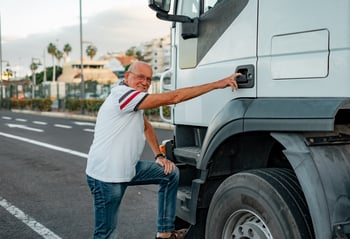 LKW-Fahrer öffnet Tür von Fahrerhaus