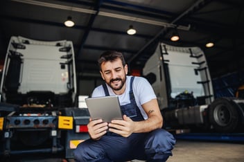 Mechaniker mit Tablet